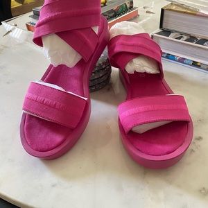 *NIB* Silent D Figitty Sandal in Fuchsia